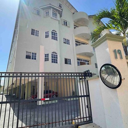 One Bedroom City Apartment Fully Ac With 24Hrs Security Kingston Exterior foto